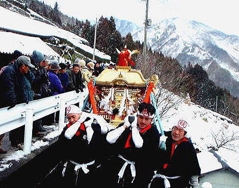 仁淀川町別枝　秋葉祭り　雪の中秋葉神社を目指すお神輿